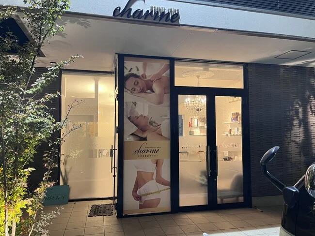 窓一面を美しい広告塔に。ビューティーサロン様のウィンドウサインを製作いたしました。