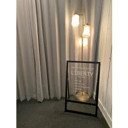 店名やメニューが表記されているアイラッシュアンドネイル専門店のショップサインを製作しました！