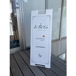 取扱ブランドロゴが記載されたエステティックサロンの店頭看板を製作しました!