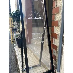 ヘアメイクサロンやフォトスタジオ、レンタルスペースのある建物のショップサインを製作しました!