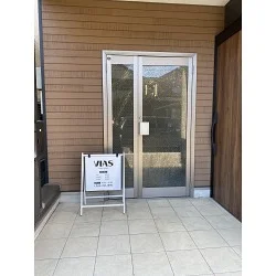 白黒のクールなヘアサロンの店頭看板を製作しました。