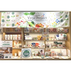 瑞々しい野菜のイラストが特徴的なテーブルクロスを製作しました!