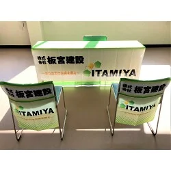 建設会社様の就活会場向けテーブルクロスと椅子カバーを製作いたしました。