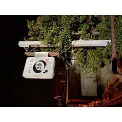 白地に筆文字ロゴが映える飲食店様の突き出し看板を製作いたしました。