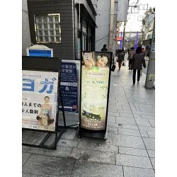 店内の雰囲気をそのままに。美しいエステサロンの電飾看板を製作いたしました。