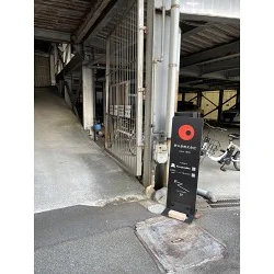 黒地に赤いロゴが目印の靴の卸業様のフラットパネルスタンドを製作いたしました。