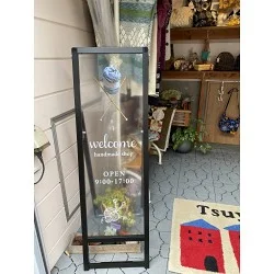 毛糸が宙に浮いて見えるオシャレな透明看板を製作いたしました。