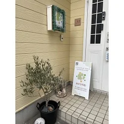 ケア施設様のオシャレな店頭看板をスタンドプレートSPスチールにて製作させていただきました。