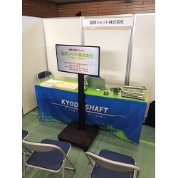 青と緑のオシャレなデザインが目を引く製造業様のオリジナルテーブクロスを製作させていただきました。