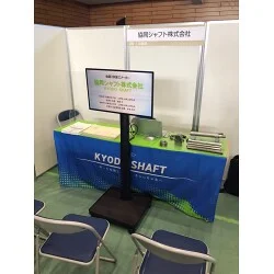 青と緑のオシャレなデザインが目を引く製造業様のオリジナルテーブクロスを製作させていただきました。