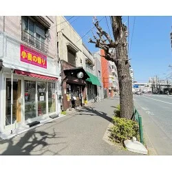 赤と黄色のコントラストがよく映える！パン屋さんのプレート看板を製作いたしました。