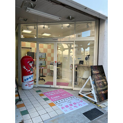 足元でお客様を誘導する不動産会社様のオリジナルフロアマットを製作いたしました。