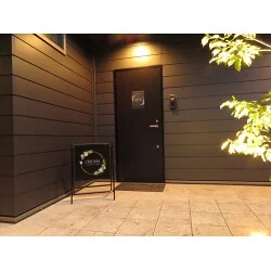 フラワー付きゴールデンリングが目を引くビューティーサロン様の店頭看板を製作いたしました。