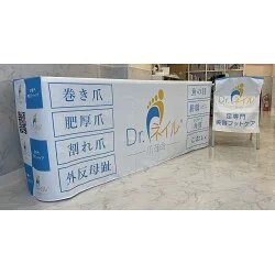 白地にブルーが映えるオシャレなテーブルクロスと椅子カバーを製作いたしました。