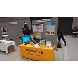 キレイな山吹色が会場に映える、システム会社様のオリジナルテーブクロスを製作させていただきました。