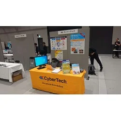 キレイな山吹色が会場に映える、システム会社様のオリジナルテーブクロスを製作させていただきました。