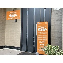 発色の良いオレンジが目を引くサロン様の店舗看板を製作いたしました。