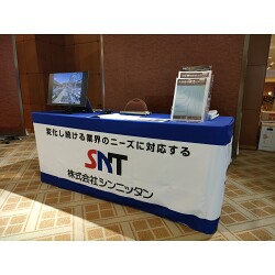 上下青ラインの清潔感のある鍛造品製造会社様のオリジナルテーブルクロスを製作いたしました。