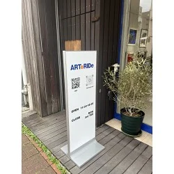 余白を生かしたシンプルデザインのギャラリー様の店舗看板を製作いたしました。