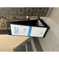 ギャラリーへの誘導に。出力業者様の案内看板にスタンドプレート900をご採用いただきました。