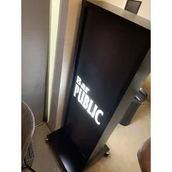 漆黒に店舗名が明るく光るバーの電飾スタンド看板を製作いたしました。