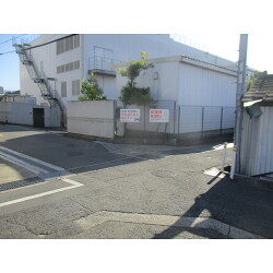 赤文字表示でよく目立つ。製薬会社様の案内看板を製作いたしました。