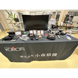 黒色にロゴと社名が映える金属加工業者様のオリジナルテーブルクロスを製作いたしました。