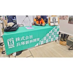 格子柄を部分的に取り入れたオシャレな林業会社様のオリジナルテーブルクロスを製作いたしました。