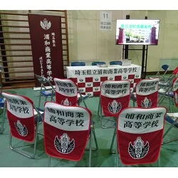 校章入りの本格的な高校の説明会ブース用テーブクロスと椅子カバーを製作いたしました。