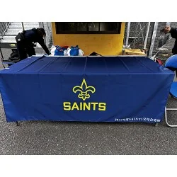 真っ青に黄色のチーム名が映えるクラブチームのオリジナルテーブルクロスを製作いたしました。