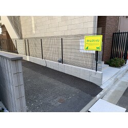 猫のシルエットがアクセントの目立つ明るい配色のプレート看板を製作いたしました。