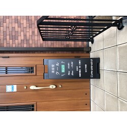 ロゴのエメラルドグリーンの差し色がアクセントのオシャレな美容室様の店舗看板を製作いたしました。