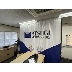 イメージキャラクターがアクセントの製造業者様の背景幕を製作いたしました。