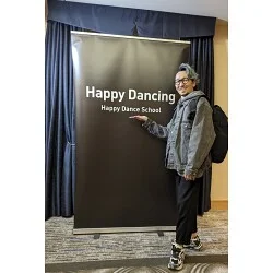 モノトーンデザインのダンススタジオ様のバナースタンドを製作いたしました。