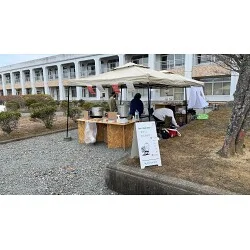 男の子のイラストがアイキャッチのカフェ店舗様の案内看板を製作いたしました。