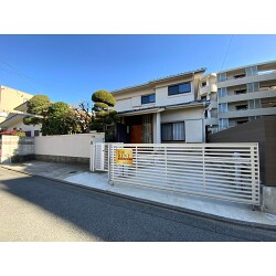 ゴールドグラデーションがよく映える！不動産関連企業様のプレート看板を製作いたしました。