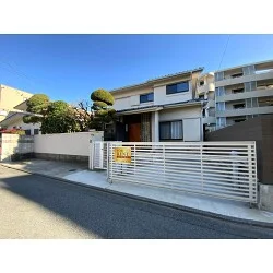 ゴールドグラデーションがよく映える！不動産関連企業様のプレート看板を製作いたしました。