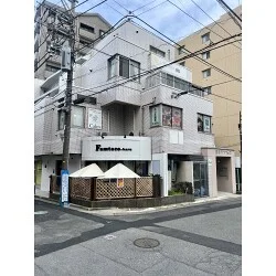 窓全面を広告媒体に。美しい写真で魅せるビューティーサロン様のウィンドウサインを製作いたしました。