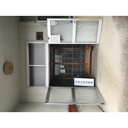 白地に黒文字のスッキリとした診療所様の案内看板を製作いたしました。