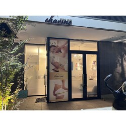 窓一面を美しい広告塔に。ビューティーサロン様のウィンドウサインを製作いたしました。