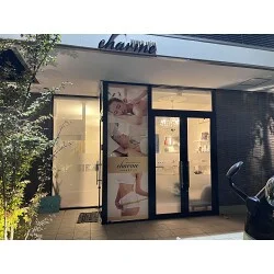 窓一面を美しい広告塔に。ビューティーサロン様のウィンドウサインを製作いたしました。